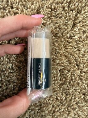 bareMinerals Cream and Black Travel Kabuki Brush